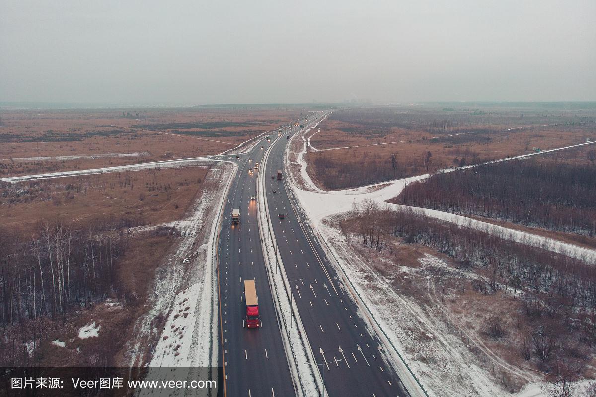 鸟瞰冬季公路 无人机视角下的货运动脉